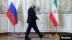 عکسی از محمدجواد ظریف قبل از دیدار رسمی با وزیر خارجه روسیه در تهران، ۲۴ فروردین ۱۴۰۰