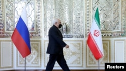 Flamuri rus dhe ai iranian. Fotografi nga arkivi.