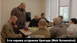 კადრი სიუჟეტიდან, რომელიც შვიდ ძმაზე მოგვითხრობდა. ნადიამ სექსუალური ძალადობის ბრალდება ორ მათგანს წაუყენა.