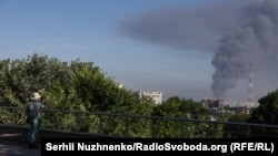 Дим піднімається після масованої російської атаки на Київ, 2 липня 2026 року