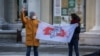 A politikai foglyokkal szolidaritást vállaló tüntetők Minszkben, Belaruszban, 2021. január 23-án.