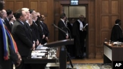 Țările de Jos, Haga - Judecătorii intră în sală în timpul deschiderii audierilor la Curtea Internațională de Justiție (AP Photo/Patrick Post)