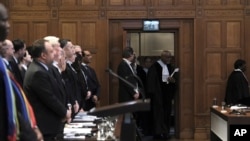 Судді входять до зали засідань під час відкриття слухань у Міжнародному суді ООН у Гаазі, Нідерланди,11 січня 2024 року. Суд розпочинає розгляд позову ПАР