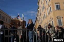 Red ljudi ispred crkve Svete Marije Velike u Rimu čekaju da obiđu grob pape Franje, 27. april 2025.