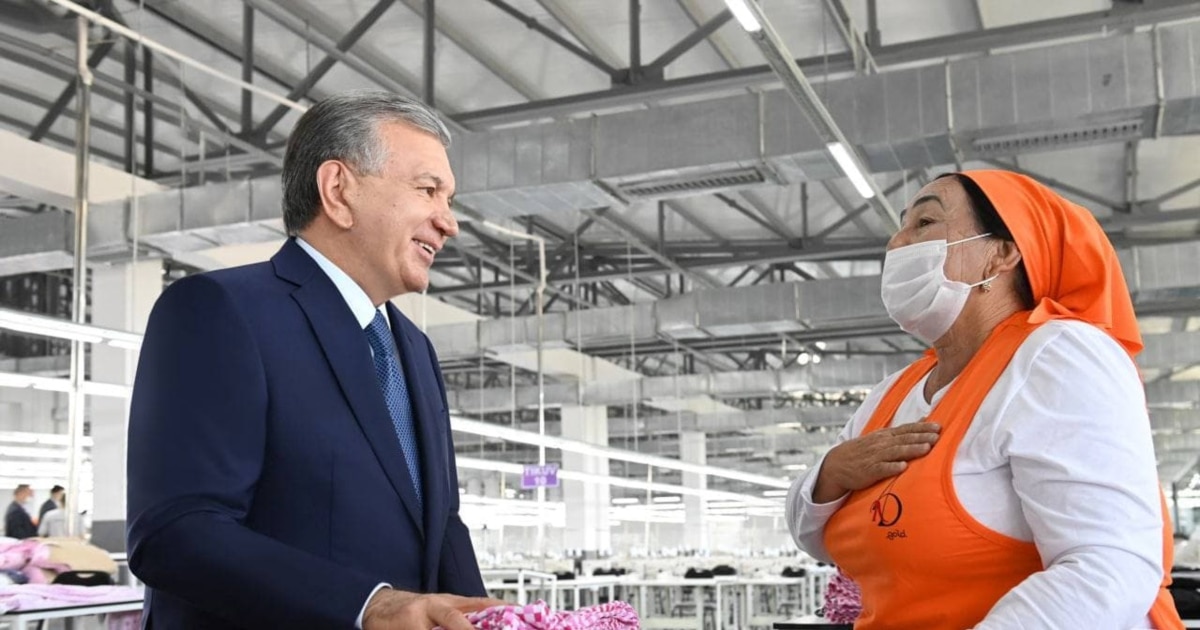 Екі массажист және бір клиент