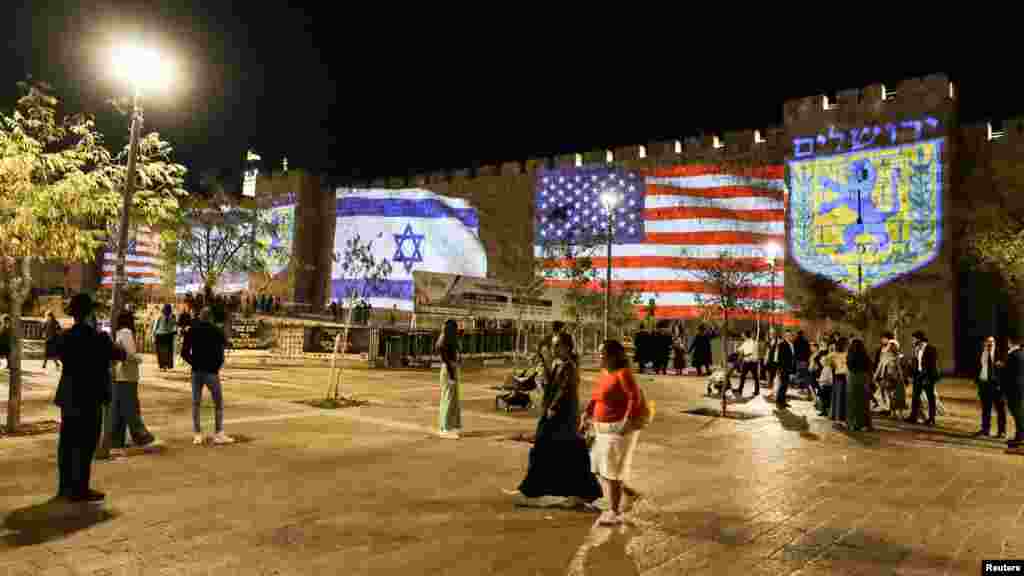 Az Egyesült Államok és Izrael zászlói kerültek fényfestéssel Jeruzsálem óvárosának falaira, miután az izraeli kormány ratifikálta Donald Trump tűzszüneti tervét. Sokan reménykednek abban, hogy ez elhozza a gázai háború végét is
