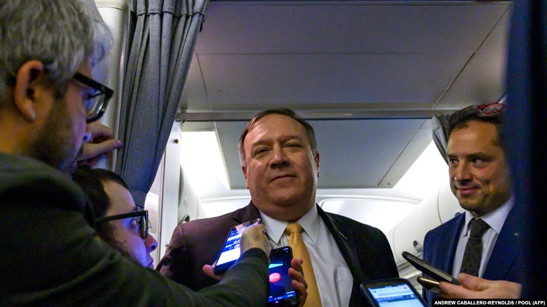 Majk Pompeo pre poletanja na Bliskoistočnu turneju