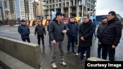 Бишкек мэри Айбек Жунушалиев мэриянын кызматкерлери менен Чыңгыз Айтматов проспектисинде. 1-январь, 2026-жыл.