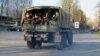 Militarii Armatei Naționale transportați de un camion militar sovietic