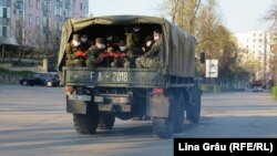 Militarii Armatei Naționale transportați de un camion militar sovietic