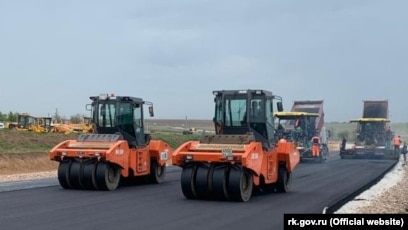 Олар гимнастты әртүрлі позициялардағы трафиктенеді Пойызда онлайн порно көру