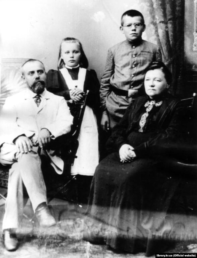 Родина Чижевських. На світлині Дмитро Чижевський (1894–1977) із батьком Іваном, матір’ю Марією та сестрою Марією