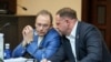 Андрій Єрмак (п) зі своїм адвокатом під час судового засідання з обрання запобіжного заходу, Київ, 12 травня 2026 року