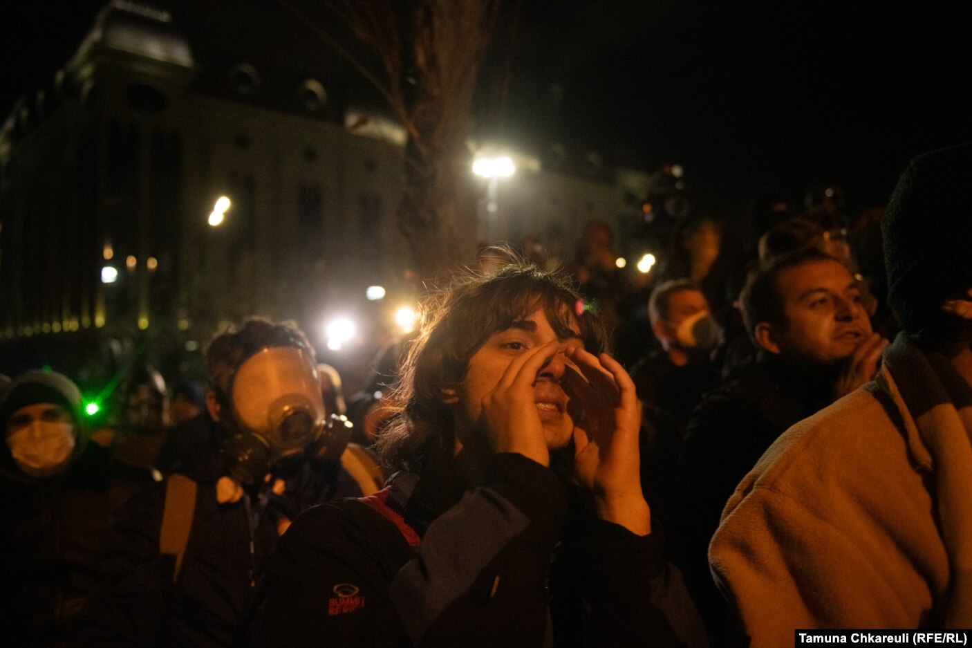 Protestuesit e mbledhur jashtë ndërtesës së Parlamentit të Gjeorgjisë në qendër të Tbilisit më 28 nëntor.