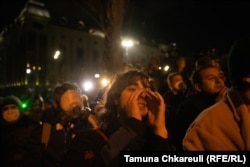 Protestuesit e mbledhur jashtë ndërtesës së Parlamentit të Gjeorgjisë në qendër të Tbilisit më 28 nëntor.