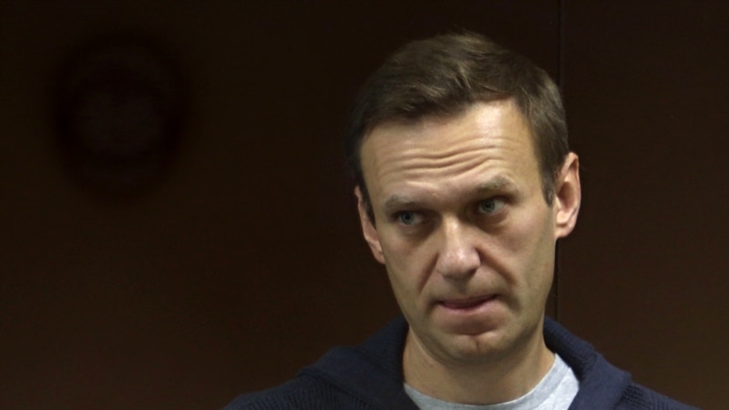 Нов начин на протести за Навални, со светилки насочени кон небото