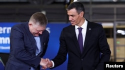 Робэрт Фіца і прэм'ер-міністар Гішпаніі Пэдра Санчэс ціснуць адзін аднаму рукі перад пачаткам саміту «ЭЗ — Заходнія Балканы», 17 сьнежня 2025 году