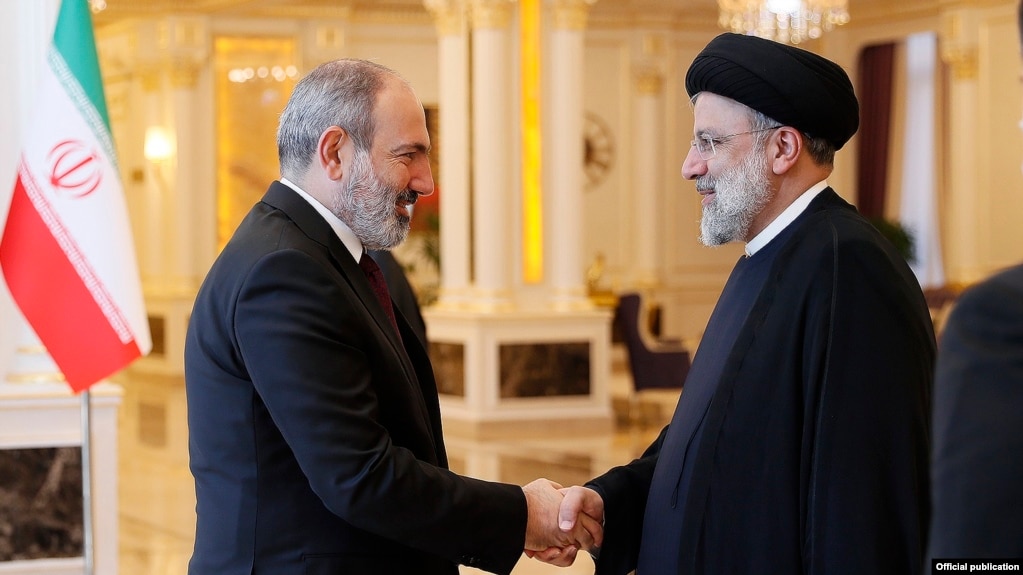 Tajikistan - Iranian President Ebrahim Raisi (R) and Armenian Prime Minister Nikol Pashinian meet in Dushanbe, September 17, 2021.