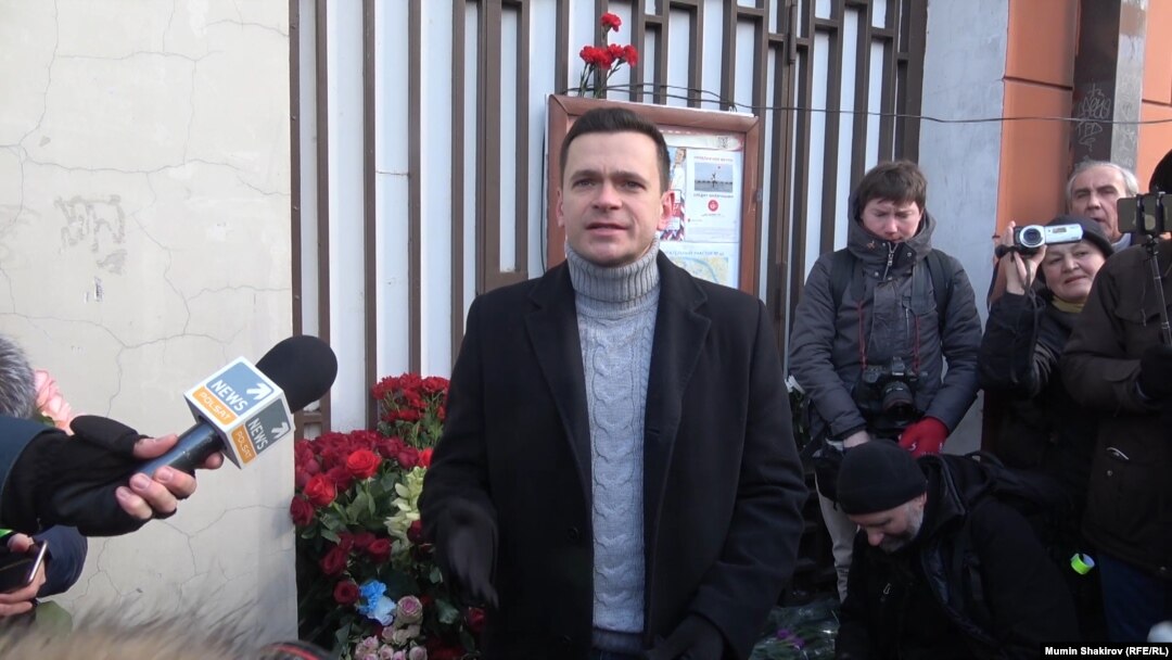Оппозиционер Илья Яшин после возложения цветов к мемориальной табличке Бориса Немцова