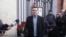Оппозиционер Илья Яшин после возложения цветов к мемориальной табличке Бориса Немцова