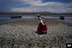 Lacul Titicaca la Coata, în Peru, la 29 noiembrie 2023.