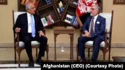 زلمی خلیل‌زاد فرستاده ویژه امریکا برای صلح افغانستان (در سمت چپ) با داکتر عبدالله عبدالله رئیس شورای عالی مصالحه