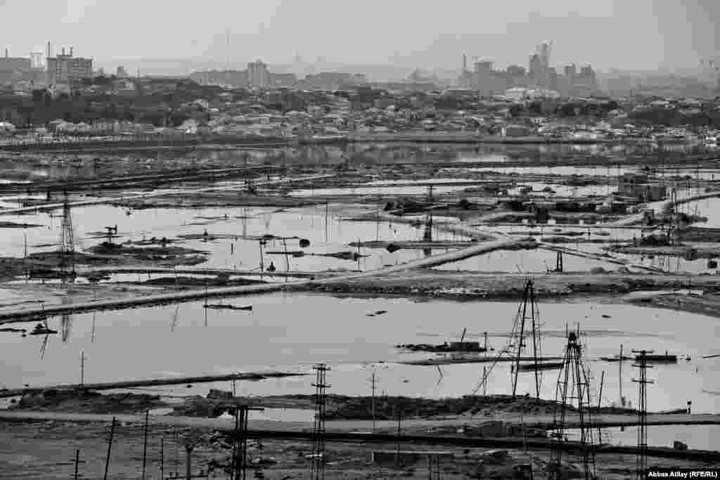 Neft gölməçələri.