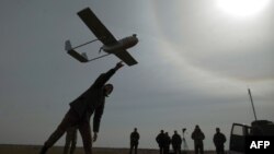 Украински војник лансира беспилотно летало во регионот Луганск во март, 2015 година 