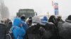 Жители города Васильков, в 25 километрах от Киева, преградили дорогу спецподразделению "Тигр", мешая ему направиться в Киев, 9 декабря 2013 г. 