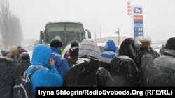 Жители города Васильков, в 25 километрах от Киева, преградили дорогу спецподразделению "Тигр", мешая ему направиться в Киев, 9 декабря 2013 г. 