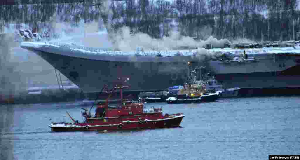 РУСИЈА - Избувна пожар на единствениот руски носач на авиони Адмирал Кузњецов, додека на бродот се вршеле поправки во бродоградилиштето во северозападниот регион Архангелск, јавија руските медиуми.