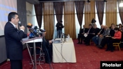 ՀՅԴ Հայաստանի գերագույն մարմնի ներկայացուցիչ Արմեն Ռուստամյանը ելույթ է ունենում խորհրդաժողովում: