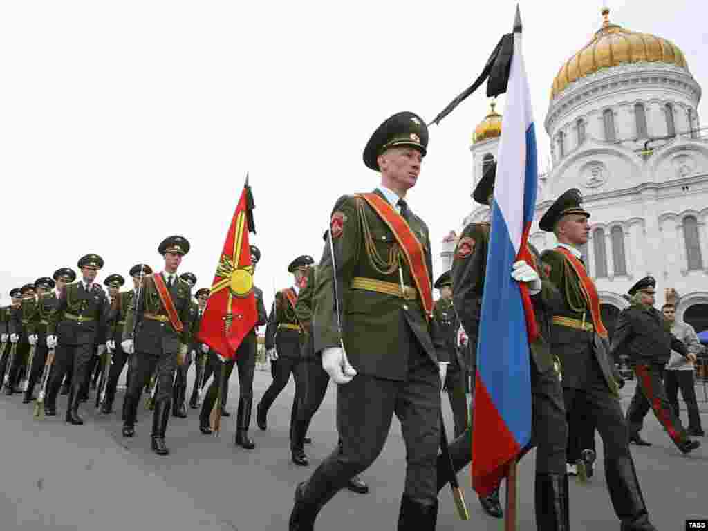 A guard of honor marches past the cathedral on April 24. (TASS)