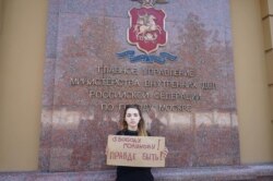 Вера Олейникова в пикете в поддержку Ивана Голунова