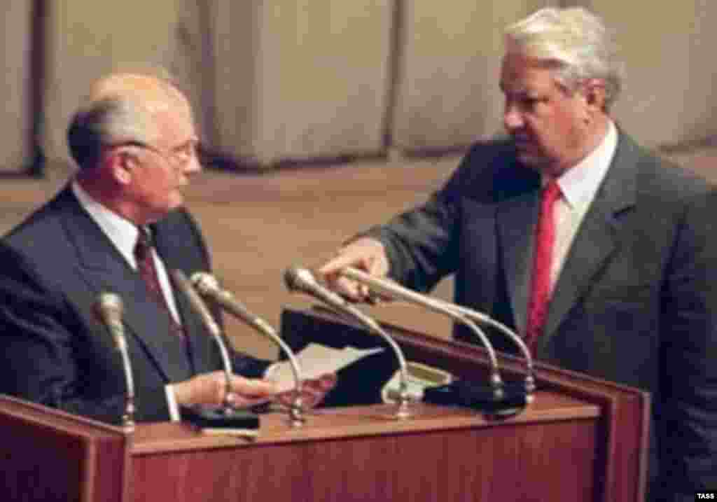 Rusiä prezidentı Boris Yeltsin (uñda) Mixail Gorbaçevnı 1991 yıl Awgust fetnäsen xuplawçılar isemlegen uqırğa mäcbür itä (AFP)