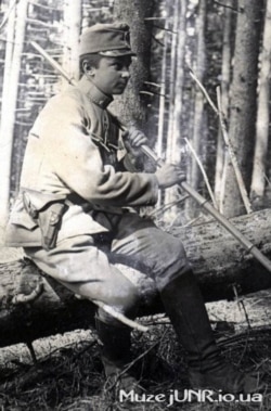 Хорунжий Осип Яримович із своєю пластовою палицею з бамбуку. Карпати, гора Маківка, квітень 1915 року
