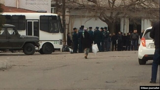 Рейд против «черных валютчиков» в Алмазарском районе Ташкента.