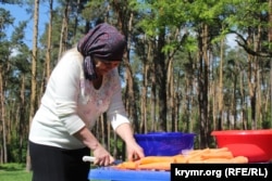Фатіма Османова готує частування для тих, хто прийшов на спільну молитву