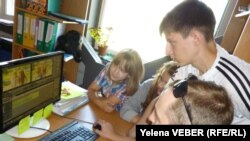 Молодые волонтеры монтируют видеосюжет для молодежного телевидения. Темиртау, июль 2013 года. Иллюстративное фото.