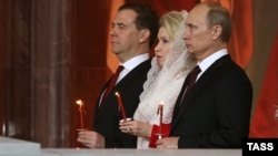 Дмитрий Медведев (слева), Светлана Медведева, Владимир Путин на пасхальном богослужении в храме Христа Спасителя