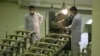 Disa punëtorë duke punuar në një fabrikë për pasurim të uraniumit në Iran. Fotografi nga arkivi.