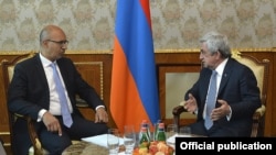 Президент Армении Серж Саргсян принимает госсекретаря по европейским вопросам МИД Франции Харлема Дезира (слева), Ереван, 25 апреля 2016 г.