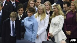 Мелания Трамп, супруга президента США Дональда Трампа, дочери Трампа – Тиффани и Иванка, а также Ванесса Трамп (крайняя справа) на инаугурации президента. 20 января 2017 года.
