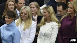Мелания Трамп, дочери Трампа – Тиффани и Иванка, а также Ванесса Трамп (крайняя справа) на инаугурации президента 20 январа 2017