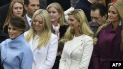 Мелания Трамп, дочери Трампа – Тиффани и Иванка, а также Ванесса Трамп (крайняя справа) на инаугурации президента 20 января 2017 года.