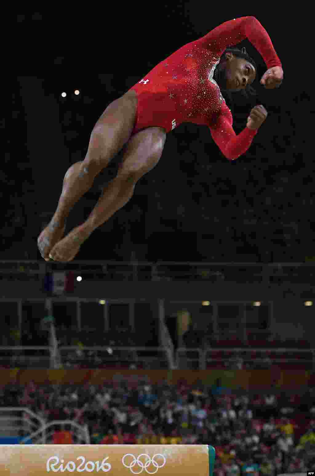 سیمون بایلز، با ۱۴۲ سانتیمتر قد و در سن ۱۹ سالگی، &nbsp;۴طلا و یک برنز &nbsp;را در ژیمناستیک المپیک ۲۰۱۶ &nbsp;به خود اختصاص داد تا نشان دهد المپیک قد و سن نمی&zwnj;شناسد.