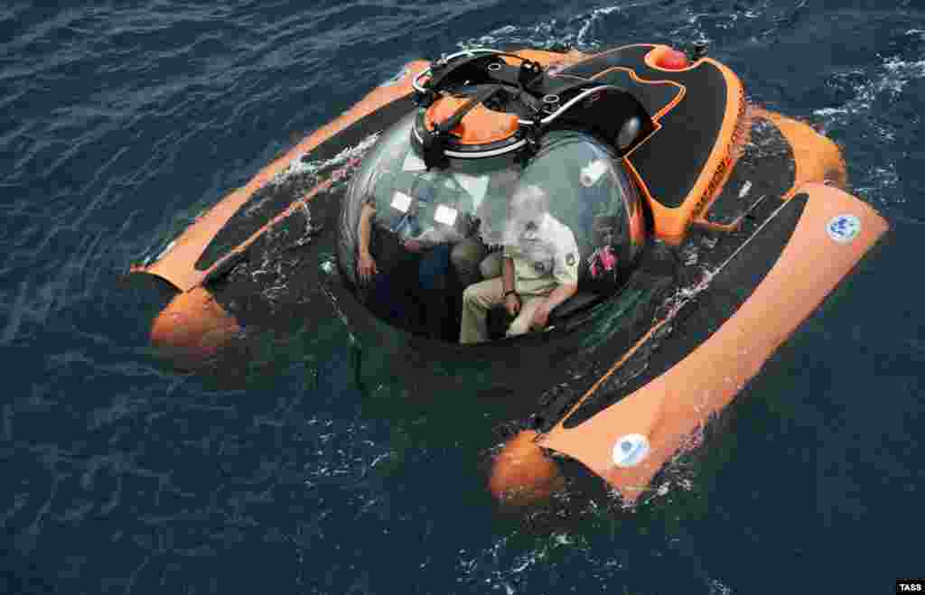 Russian President Vladimir Putin (right) inside a research bathyscaphe in the waters of the Black Sea while visiting Sevastopol, Crimea, which Russia illegally annexed in 2014. (TASS/Aleksei Nikolsky)