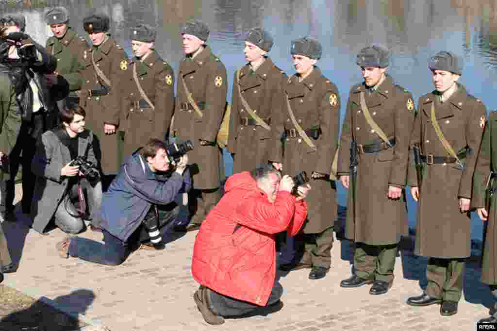 Фотографы и операторы снимаю еще один стандартный кадр: линейная перспектива из солдат в оцеплении.