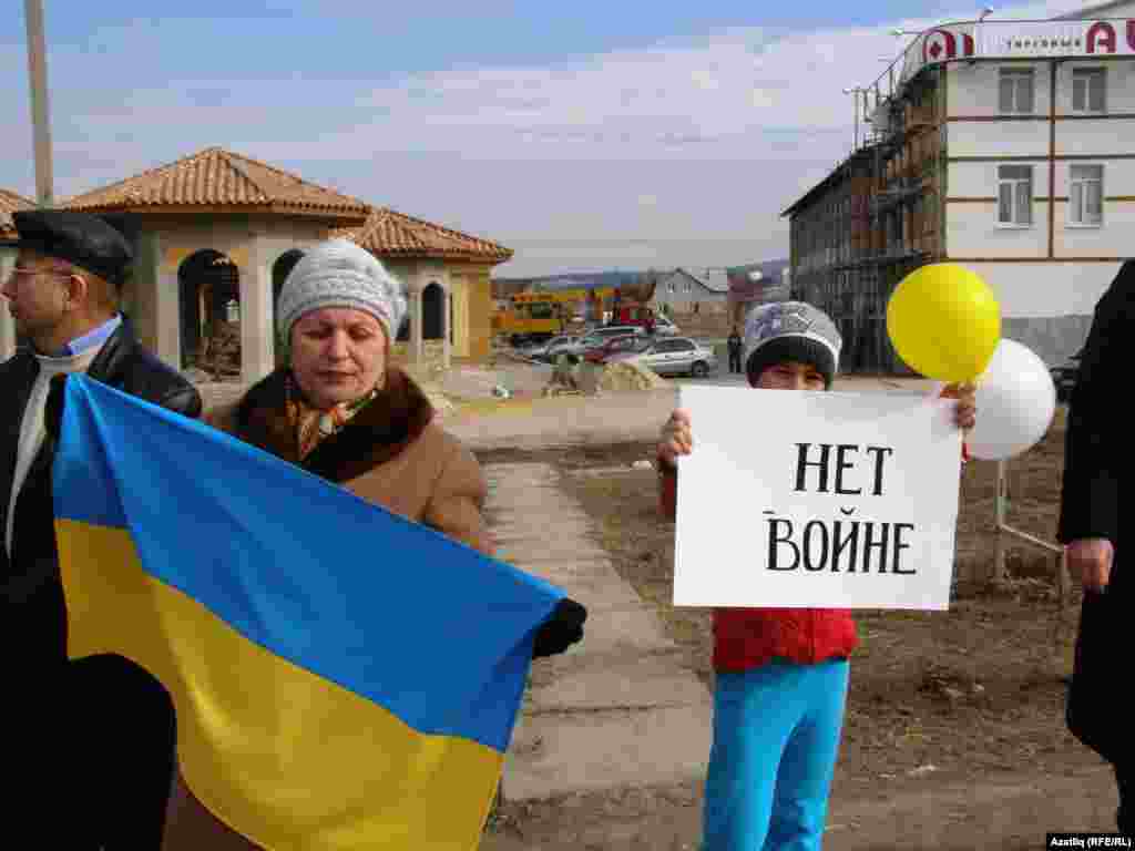 Crimea/Ukraine -- Crimean Tatars on road from Simferopol to Bahchesaray protest referendum on joining Crimea to Russia,