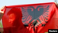 Прапор Албанії (ілюстраційне фото)